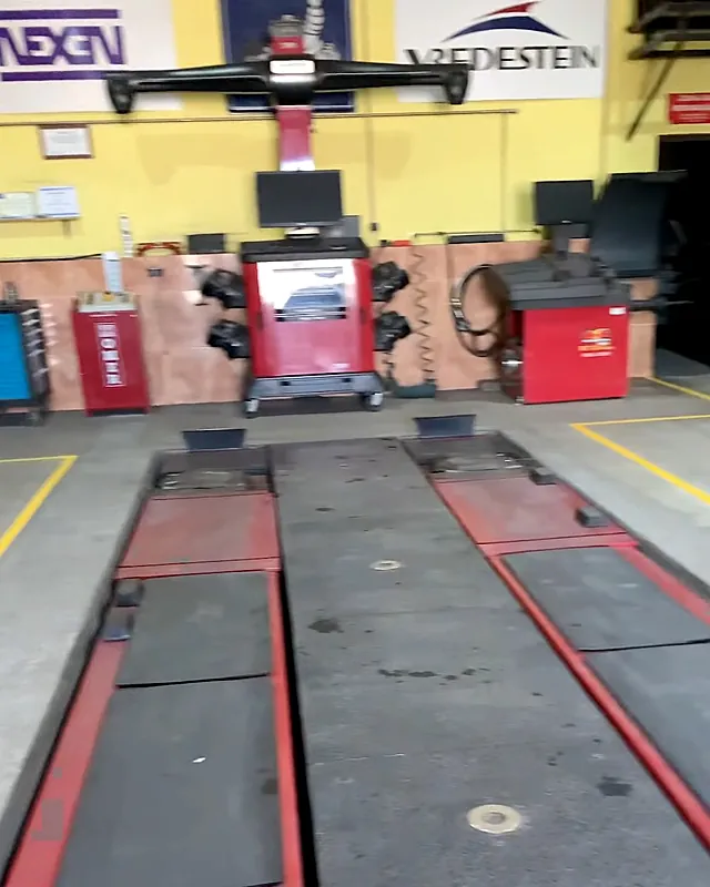 Rampa de alinhamento de direção, com a máquina de alinhamento ao fundo